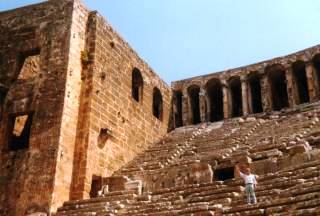 Fast  unwahrscheinlich gut ist noch immer die Akustik.Hier in Aspendos verbrachten die Römer des Imperium Romanum einen Teil ihrer Freizeit und bekamen viele Shows geboten.