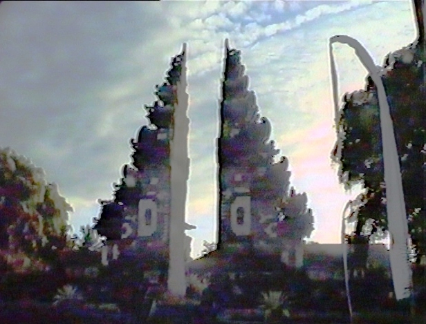Der Balinese glaubt,in jedem Menschen gibt es eine gute und böse Seite,dass gespaltene Tor - Symbol dafür!  
