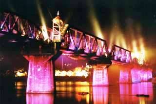 Das Schauspiel zeigt Kriegszenen,wie z.B.Bombenangriffe während der Zug die Brücke überquert.