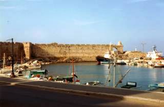 Mandaraki  -  Hafen von Rhodos. Der Koloss von Rhodos, 7.Weltwunder 4 Jh.v.Chr.32 m hoch,ein Werk des Bildhauers Karitos.