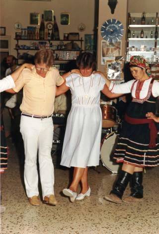 Schöne Trachten und griechische Volkstänze begründen den Ruf von Embona.Tänze wie Serbikos,Sirtos u.a.kann man erlernen.