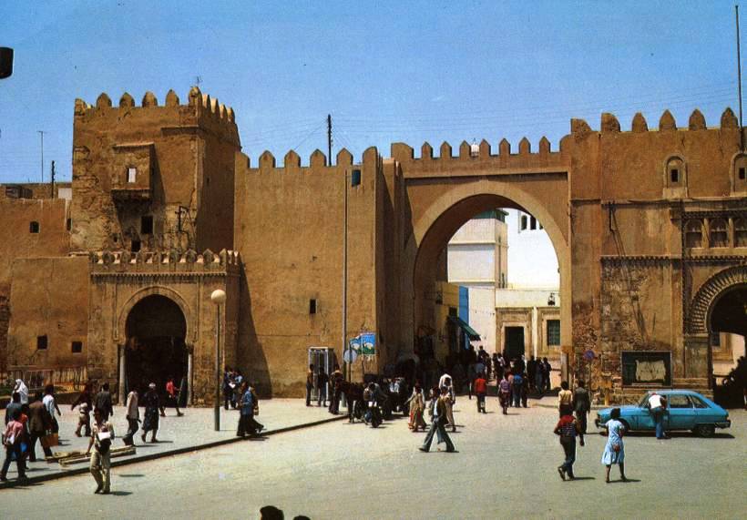 Eingang zur Altstadt von Sousse.Die Straßen und Gassen sind erfüllt vom Lärm der Passanten,Autos und Motorräder.