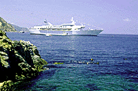 Ausflugschiffe verkehren zu allen vorgelagerten Inseln.