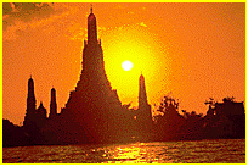 Bei Sonnenuntergang bietet sein 86 m  prang,eines der Wahrzeichen Bangkoks,einen zauberhaften Anblick.  